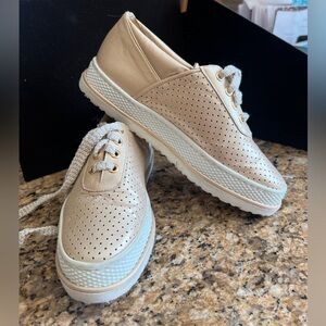 Vtg Stuart Weitzman gold leather sneakers sz 5B